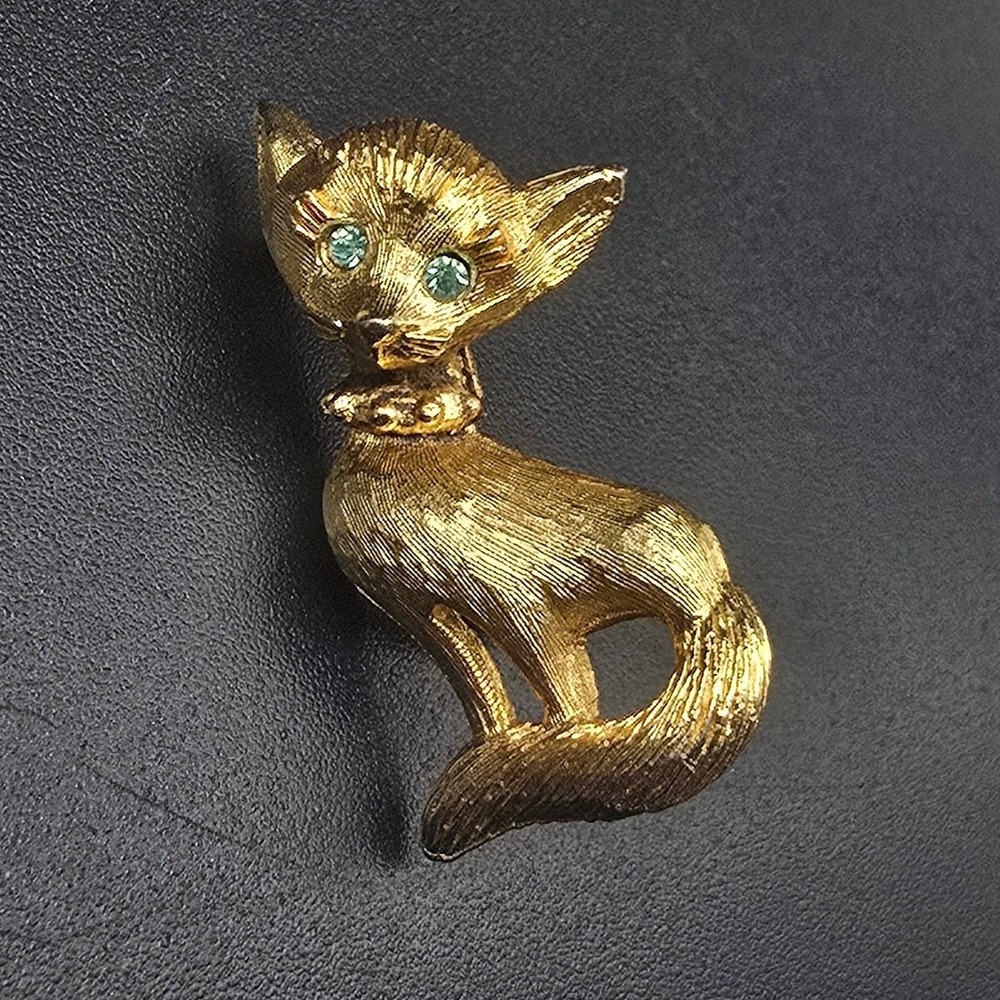 Gold Tone Cat Brooch Green Rhinestone Eyes Vintage Animal Jewelry